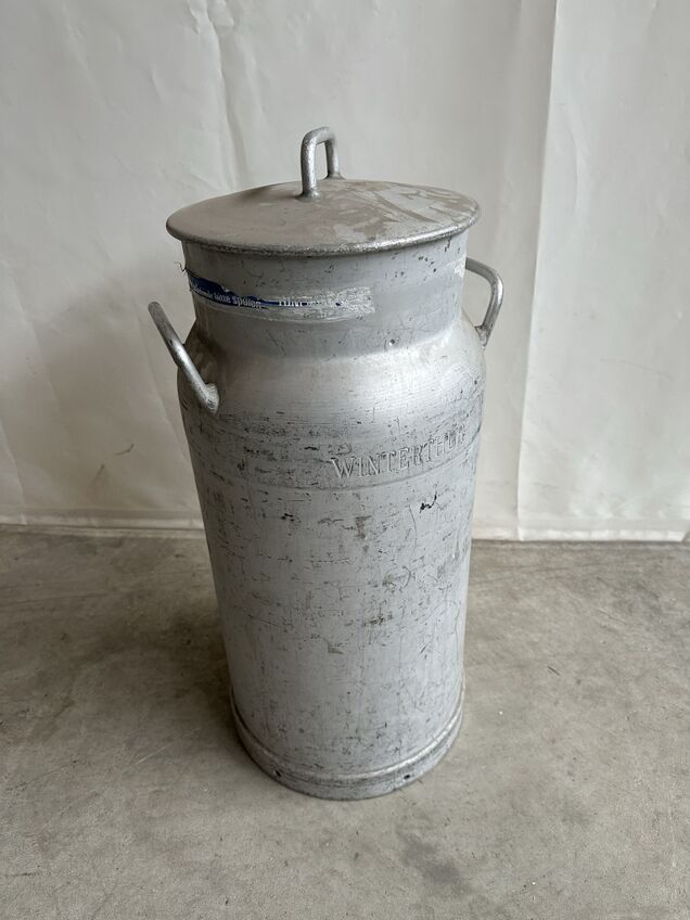 Milchkanne hoch mit Deckel